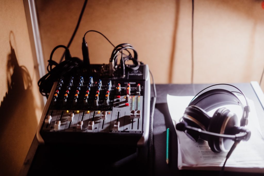 Zestaw do audiodeskrypcji, czyli słuchawki nauszne i konsola.