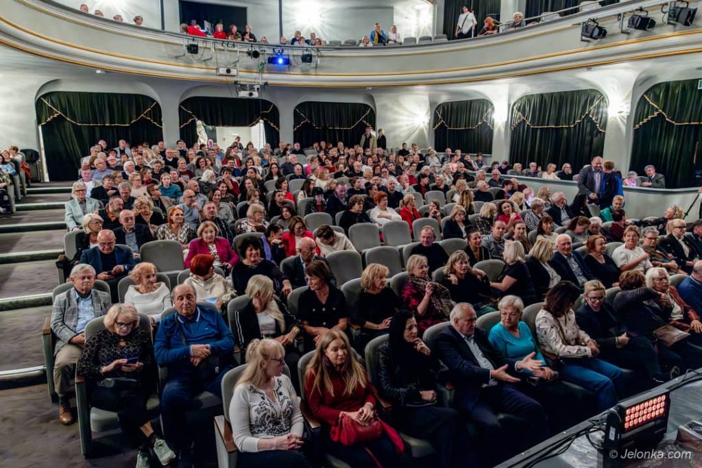 Widownia czekająca na rozpoczęcie spektaklu.