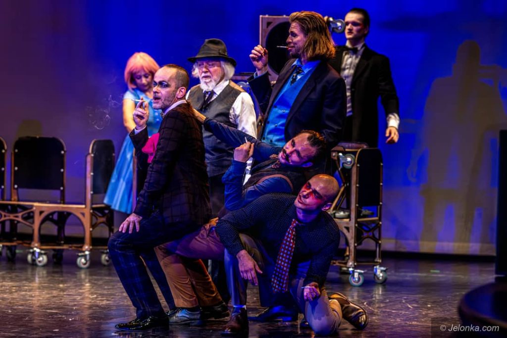 Grupa osób na scenie.