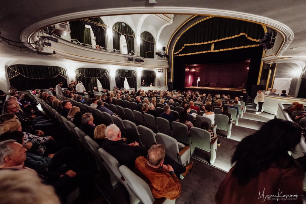 Sala teatralna zapełniona ludźmi.