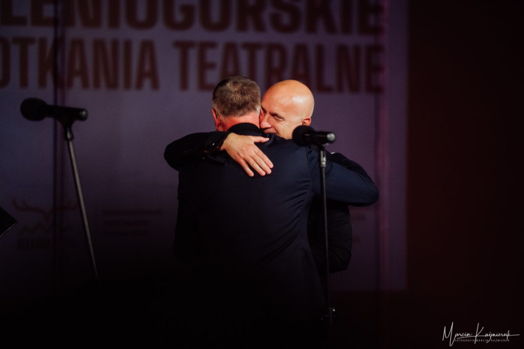 Dwóch mężczyzn obejmujących się.