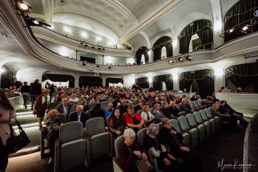 Zapełniona sala teatralna przez widownię.