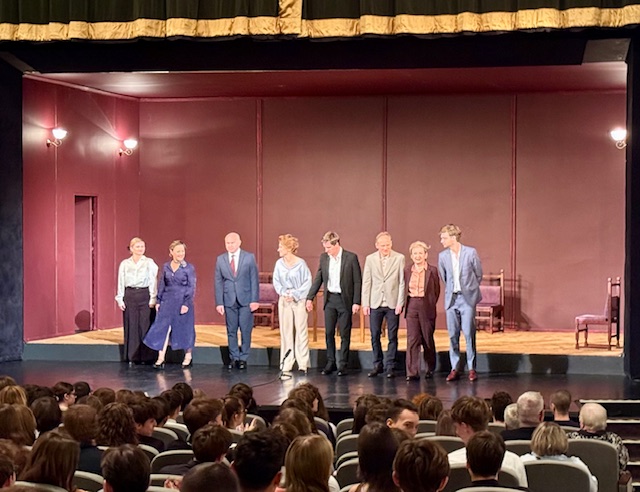 Scena teatralna a na niej aktorzy.