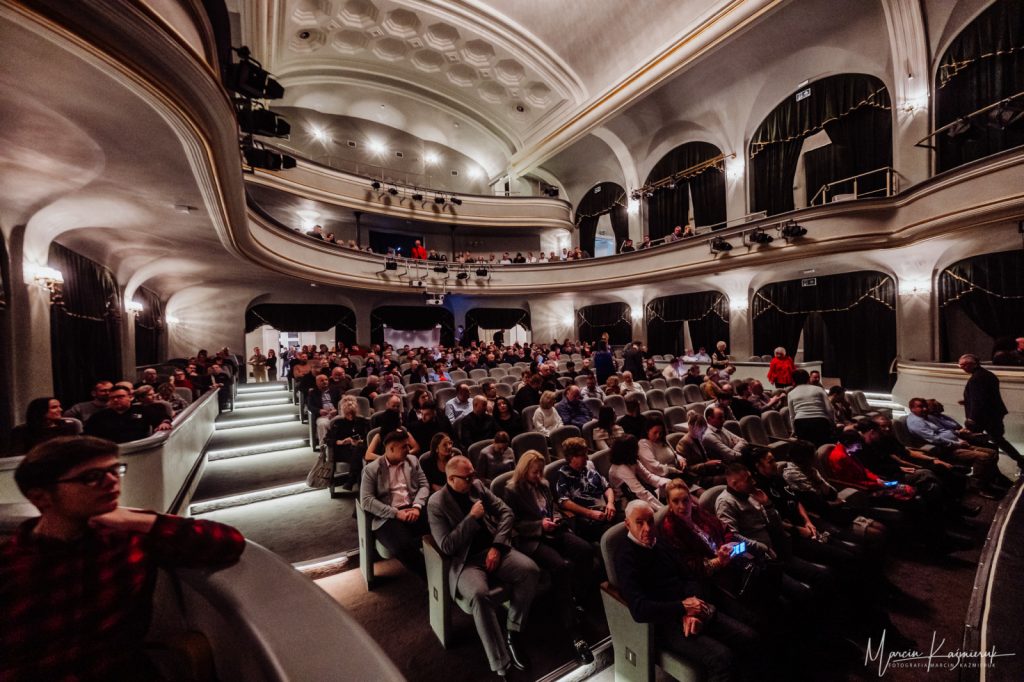 Widownia teatru pełna ludzi.