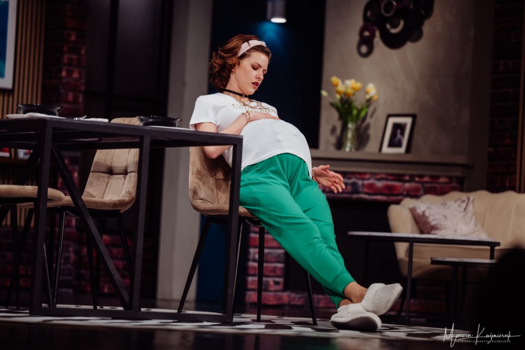 Kobieta w ciąży siedzi na krześle.